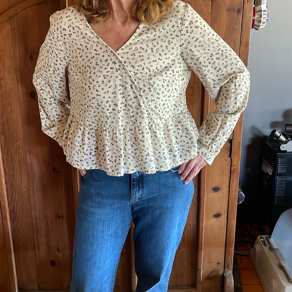 a.n.a. Cotton long sleeve blouse with a pendulum bottom.